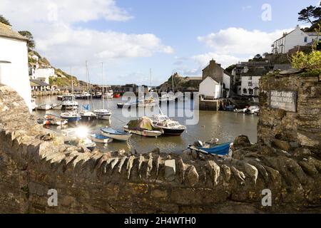 Cornwall Summer, Polperro UK; Fischerboote im Hafen von Polperro, im kornischen Dorf Polperro Cornwall UK Stockfoto