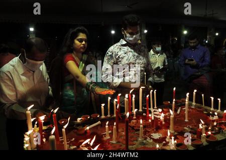 Dhaka, Bangladesch. November 2021. Gläserne feiern das hinduistische Lichtfest Diwali am 5. November 2021 in Dhaka, Bangladesch. Anhänger sahen am 5. November 2021 Kerzen anzünden, als sie an einem Fest zur Feier von Diwali, dem hinduistischen Fest des Lichts, im Dhakeshwari-Tempel in Dhaka, Bangladesch, teilnahmen. (Foto: Alexander Pohl/Sipa USA) Quelle: SIPA USA/Alamy Live News Stockfoto