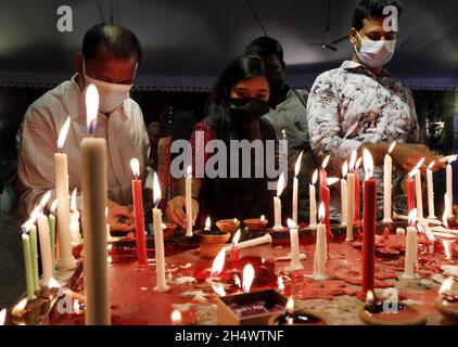 Dhaka, Bangladesch. November 2021. Gläserne feiern das hinduistische Lichtfest Diwali am 5. November 2021 in Dhaka, Bangladesch. Anhänger sahen am 5. November 2021 Kerzen anzünden, als sie an einem Fest zur Feier von Diwali, dem hinduistischen Fest des Lichts, im Dhakeshwari-Tempel in Dhaka, Bangladesch, teilnahmen. (Foto: Alexander Pohl/Sipa USA) Quelle: SIPA USA/Alamy Live News Stockfoto