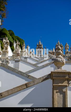 Skulpturen in der Treppe des Heiligtums von Bom Jesus do Monte, Braga. Portugal. Stockfoto