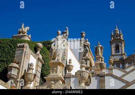 Skulpturen auf der Treppe zum Heiligtum von Bom Jesus do Monte, in der Nähe von Braga. Portgal. Stockfoto