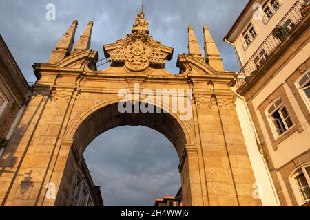 Einer der Eingänge in der Stadtmauer von Braga, Portugal. Arco da rua Nova, was den Bogen des neuen Tores bedeutet. Stockfoto