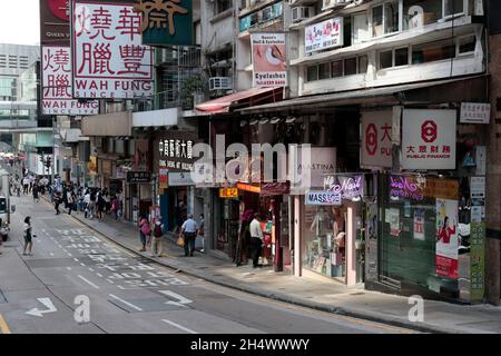 Queen Victoria Street, in der Nähe der Kreuzung der Queens Road, mit Blick auf den Hafen, Central, Hongkong 3rd Nov 2021 Stockfoto