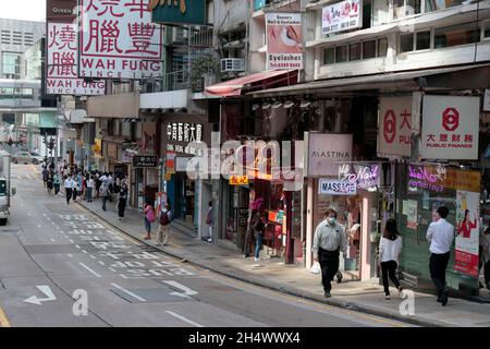 Queen Victoria Street, in der Nähe der Kreuzung der Queens Road, mit Blick auf den Hafen, Central, Hongkong 3rd Nov 2021 Stockfoto