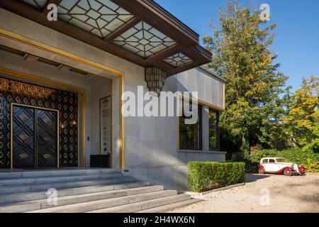 Brüssel, Bruxelles, Villa Empain oder Hôtel Empain, von 1930 bis 1935 von Michel Polak erbaut, seit 2006 Sitz der Fondation Boghossian, Fassade zur St Stockfoto