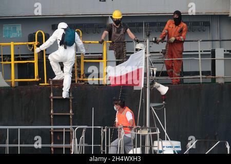 Hong Kong Harbour Pilot in voller Gefahrgutkleidung geht an Bord des ankommenden Schiffes, Hong Kong, China 12th. September 2021 Stockfoto