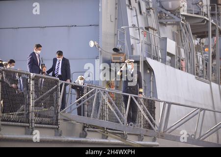 Tokio, Japan. November 2021. TOKIO, JAPAN - 5. NOVEMBER: Japans Verteidigungsminister Nobuo Kishi (3.-L) besucht die deutsche Marine Frigate Bayern, die am 5. November 2021 am Internationalen Kreuzfahrtterminal in Tokio, Japan, angedockt ist. Die Fregatte der Deutschen verließ am Montag, den 2. August, den Hafen von Wilhemshaven im Nordwesten Deutschlands auf ihrer ersten Indo-Pazifik-Reise. (Bild: © POOL via ZUMA Press Wire) Stockfoto