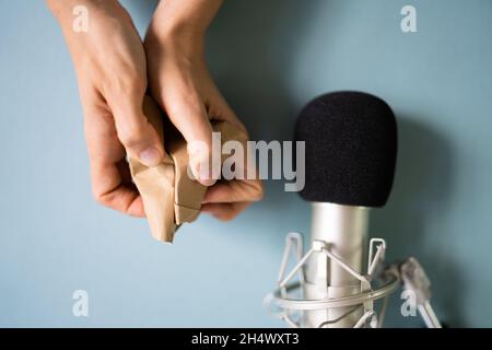 Sensorische Reaktion des autonomen Meridian von ASMR. Frau Mit Mikrofon Stockfoto