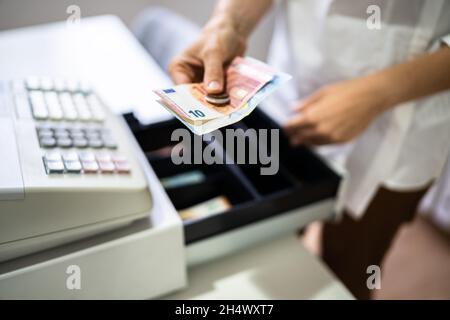 Kassenpersonal Arbeitet Mit Kasse Und Ändert Geldrechnung Stockfoto