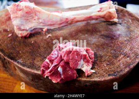 Frisches rohes Fleisch mit Schneidebrett Stockfoto