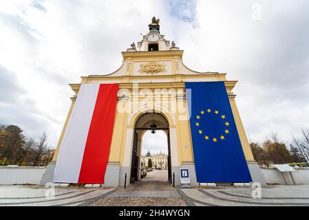 Polnische und EU-Flaggen am Eingangstor zum Branicki-Palast in Bialystok, Polen. Die Polen verteidigen die EU-Mitgliedschaft aus Angst vor Polexit. Bialystok, Polen - 22. Oktober 2021. Stockfoto