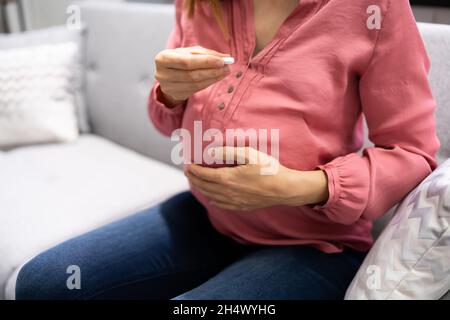 Schwanger Frau Einnahme Von Vitamin-Pille. Folsäure In Der Schwangerschaft Stockfoto