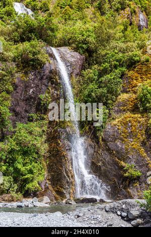 Hoher Wasserfall in der Nähe des Franz-Joseph-Gletschers. Südinsel, Neuseeland Stockfoto