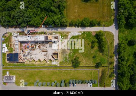 Ländliche Hausbaustelle, Drohnenantenne Draufsicht Stockfoto