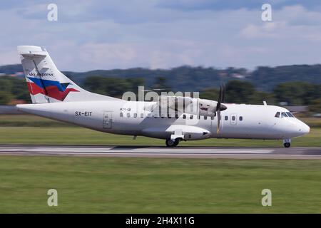 GRAZ, ÖSTERREICH - 14. Aug 2021: Die griechische Fluggesellschaft Sky Express ATR 42 SX-EIT kommt zum Charterflug am Flughafen Graz an Stockfoto