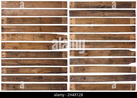Alte Holzplanken isoliert auf weißem Hintergrund. Set aus 22 langen rustikalen verwitterten Holzplanken mit rostigen Nägeln, scharf und detailreich. Stockfoto