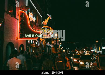 Broadway ist eine wichtige Durchgangsstraße in der Innenstadt von Nashville, Tennessee. Es umfasst den Lower Broadway, der für seine Honky Tonks bekannt ist. Stockfoto