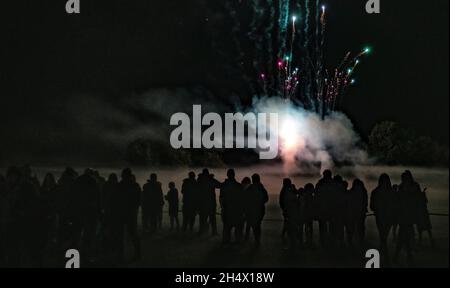 Die Menge schaut sich ein Feuerwerk an Stockfoto