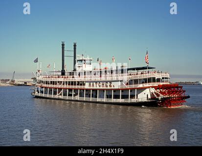 Das Dampfschiff Natchez segelt entlang des Mississippi River, New Orleans, Louisiana, USA. Stockfoto