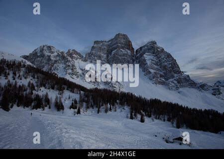 Illustration mit Ölmaltechnik der Dolomithütte im Winter Stockfoto