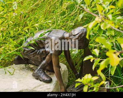 BUCYRUS, USA - 10. Okt 2021: Eine Bronzeskulptur im Overland Park Arboretum und Botanischen Garten, Kansas, USA Stockfoto