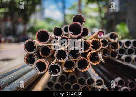 Rostige Rohre Hintergrund. Perspektivische Ansicht beenden. Industriekonzept. Stockfoto