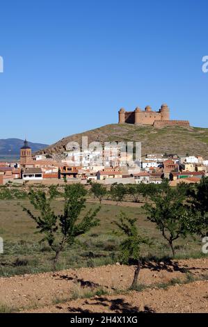 Blick auf das Schloss auf dem Hügel mit der Stadt Gebäude im Vordergrund, La Calahorra, Provinz Granada, Andalusien, Spanien, Europa Stockfoto