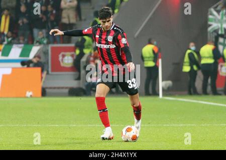 Piero Hincapie von Bayer Leverkusen während der UEFA Europa League, des Gruppe-G-Fußballspiels zwischen Bayer Leverkusen und Real Betis Balompie am 4. November 2021 in der BayArena in Leverkusen, Deutschland - Foto: Laurent Lairys/DPPI/LiveMedia Stockfoto