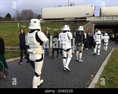 Bewaffnete Star Wars-Helden in Uniform, Stormtroopers Commander Cody, AT-AT-Fahrerteam patrouilliert in der Nähe der wartenden crowds.COMIC Convention 2021, schweden Stockfoto