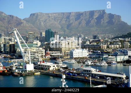 V und Eine Uferpromenade und Tafelberg, in Kapstadt, Südafrika Stockfoto