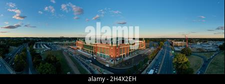 ELMONT, USA - 01. Okt 2021: Panoramablick auf die Straßen der Stadt Elmont bei Sonnenuntergang gegen einen bewölkten Himmel in den Vereinigten Staaten Stockfoto