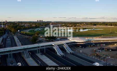 ELMONT, USA - 01. Okt 2021: Die moderne Steinbrücke über die Eisenbahn bei Sonnenaufgang in der Stadt Elmont, USA Stockfoto