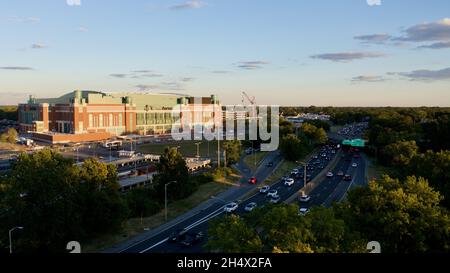 ELMONT, VEREINIGTE STAATEN - 01. Okt 2021: Die schöne Aussicht auf die Straßen von Elmont City bei Sonnenuntergang gegen einen bewölkten Himmel in den Vereinigten Staaten Stockfoto