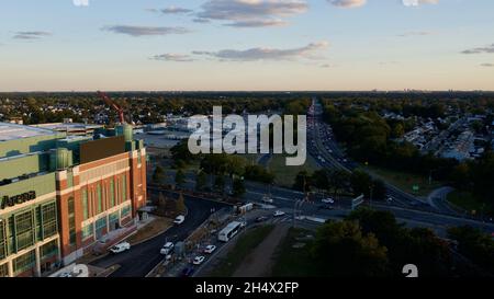 ELMONT, VEREINIGTE STAATEN - 01. Okt 2021: Die schöne Aussicht auf die Straßen von Elmont City bei Sonnenuntergang gegen einen bewölkten Himmel in den Vereinigten Staaten Stockfoto