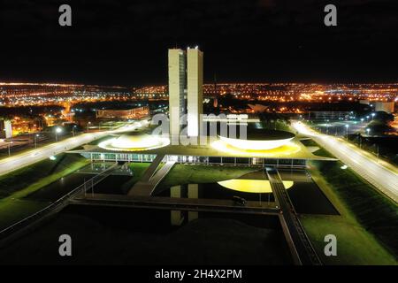 BRASILIA, BRASILIEN - 31. Mai 2019: Wunderschöne Nachtbeleuchtung des Nationalkongressgebäudes, gelegen an der Esplanada dos Ministerios in Brasilia, Stockfoto