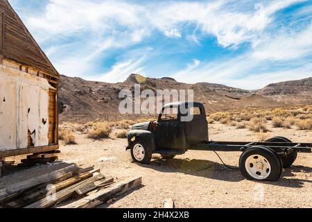 Verlassene LKW-Wrack in Geisterstadt von Rhyolith im Desert Death Valley Nevada Stockfoto