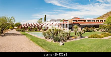 Weitwinkelpanorama des Taliesin West-Architekten Frank Lloyd Wright's Winterhaus und Schule in der Wüste in Scottsdale, Arizona Stockfoto