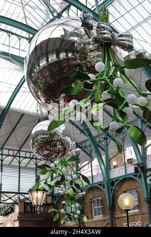 Detail der Weihnachtsdekorationen auf dem Apple Market von Covent Garden. Stockfoto