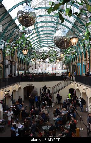 Weihnachtsdekoration auf dem Apple Market von Covent Garden. Stockfoto