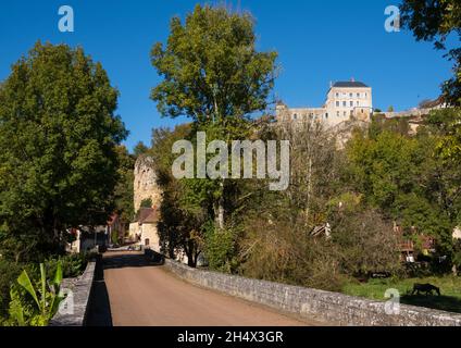 Mailly-le-Chateau von der alten Brücke über den Fluss Yonne unter dem Dorf aus gesehen Stockfoto