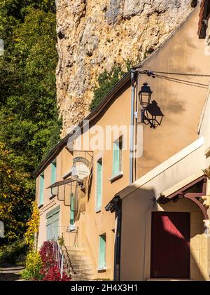 El Camino, Chambres d'hôtes unter der Felswand von Mailly-le-Chateau, Yonne, Frankreich Stockfoto