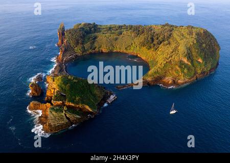 Luftaufnahme der vulkanischen Insel Vila Franca do Campo und Segelboot in der vulkanischen Unterwasserlagune, Sao miguel Insel, Azoren, Portugal geparkt Stockfoto