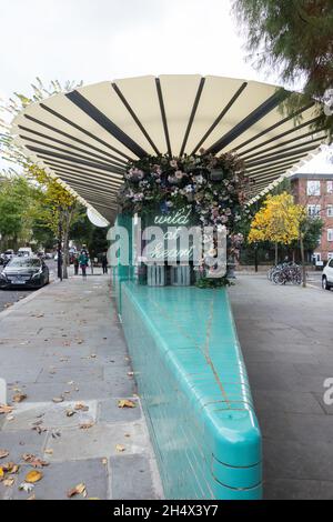 The Turquoise Island and The Wild at Heart Flower Shop and public toilets on Westbourne Grove, London, W11, England, UK Stockfoto