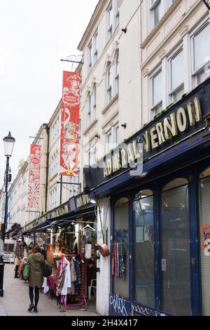 Beschilderung vor dem Admiral Vernon Antique Market, Portobello Road, London, England, Großbritannien Stockfoto