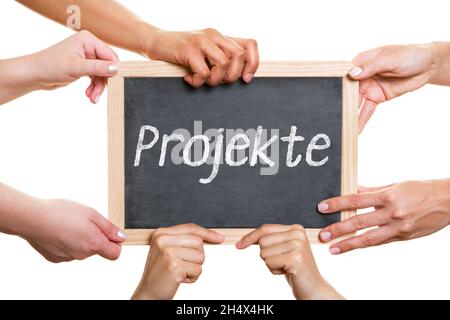 Viele Hände halten Tafel mit dem Schriftzug Projekte als Konzept Stockfoto