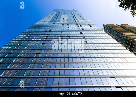 Glasfassade des Wohnhochhauses Landmark Pinnacle in CanaryWharf, London, Großbritannien Stockfoto