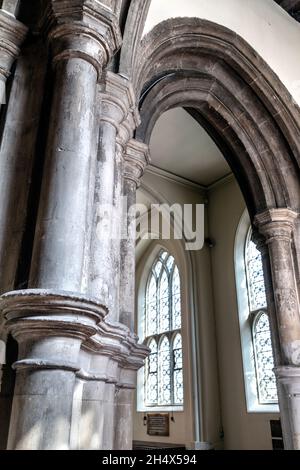 Innenraum des St. Bartholomew the Less Chapel aus dem 15. Jahrhundert auf dem Gelände des St. Bartholomew's Hospital, Moorgate, London, Großbritannien Stockfoto