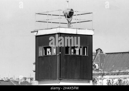 Ein ostdeutscher Wachturm an der Berliner Mauer, Sommer 1989 Stockfoto