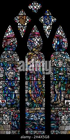 Das traurige, aber fröhliche Gedenkfenster von A. L. Smith in St. Aidan's Church, Bamburgh, Northumberland, Großbritannien Stockfoto