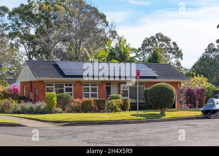 Ein Haus aus Ziegelsteinen und Ziegeldächern aus den späten 1950er oder frühen 1960er Jahren, das nach einem der beliebten Baupläne des Small Homes Service (NSW) der Nachkriegszeit gebaut wurde. Stockfoto